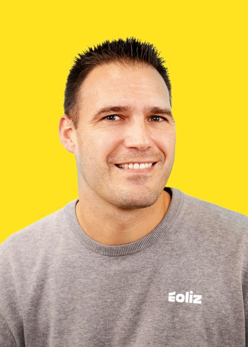 Portrait_Ludovic_fond_Jaune